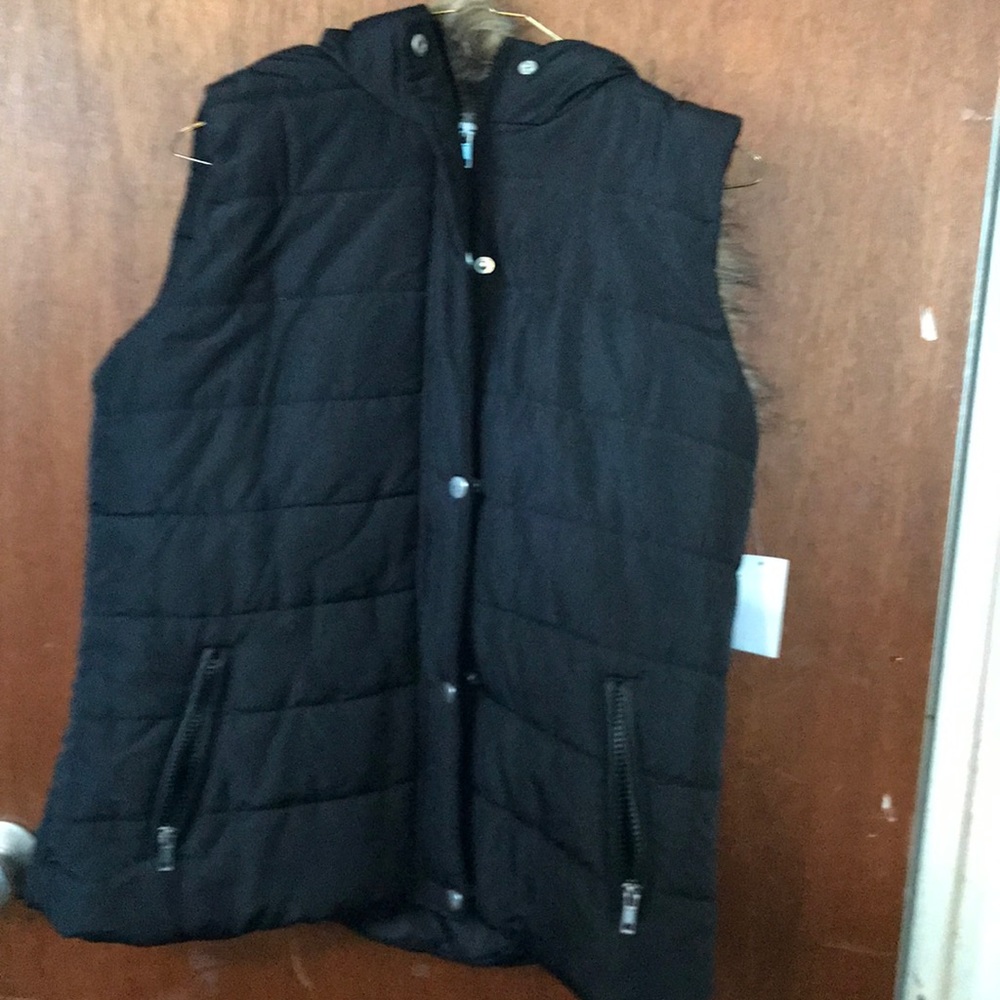 Vest with buttons and zipper